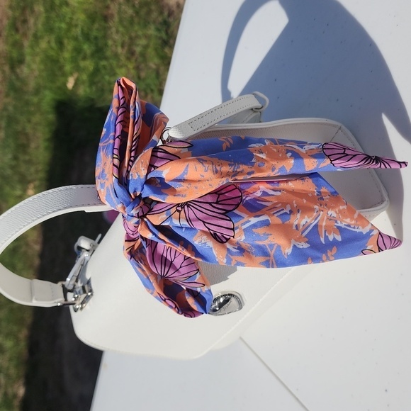 BETSEY JOHNSON WHITE CROSSBODY w/SCARF - Picture 3 of 8